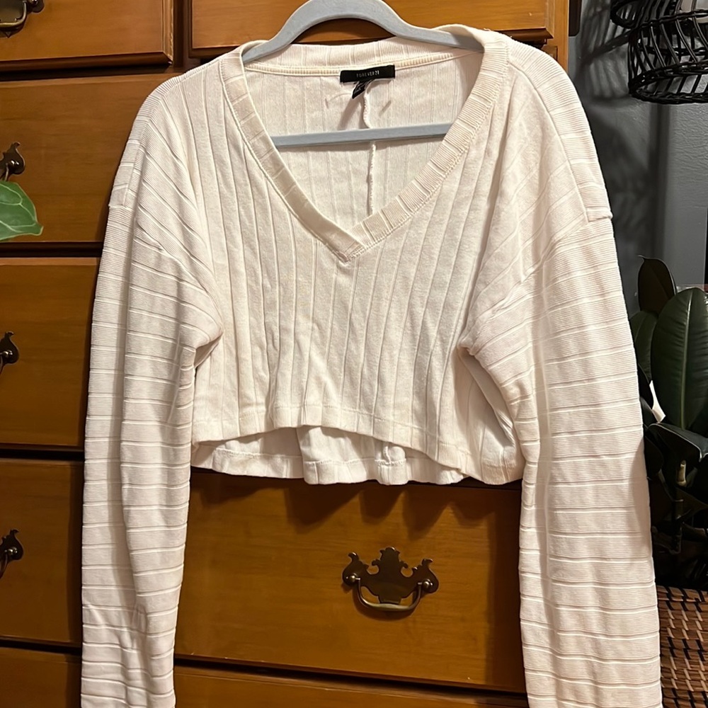 White v neck cropped long sleeve heavy t shirt by forever 21, size M